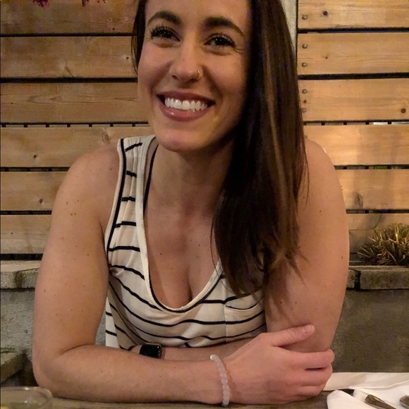 Meet your Posher, Caitlin - Picture 2 of 3